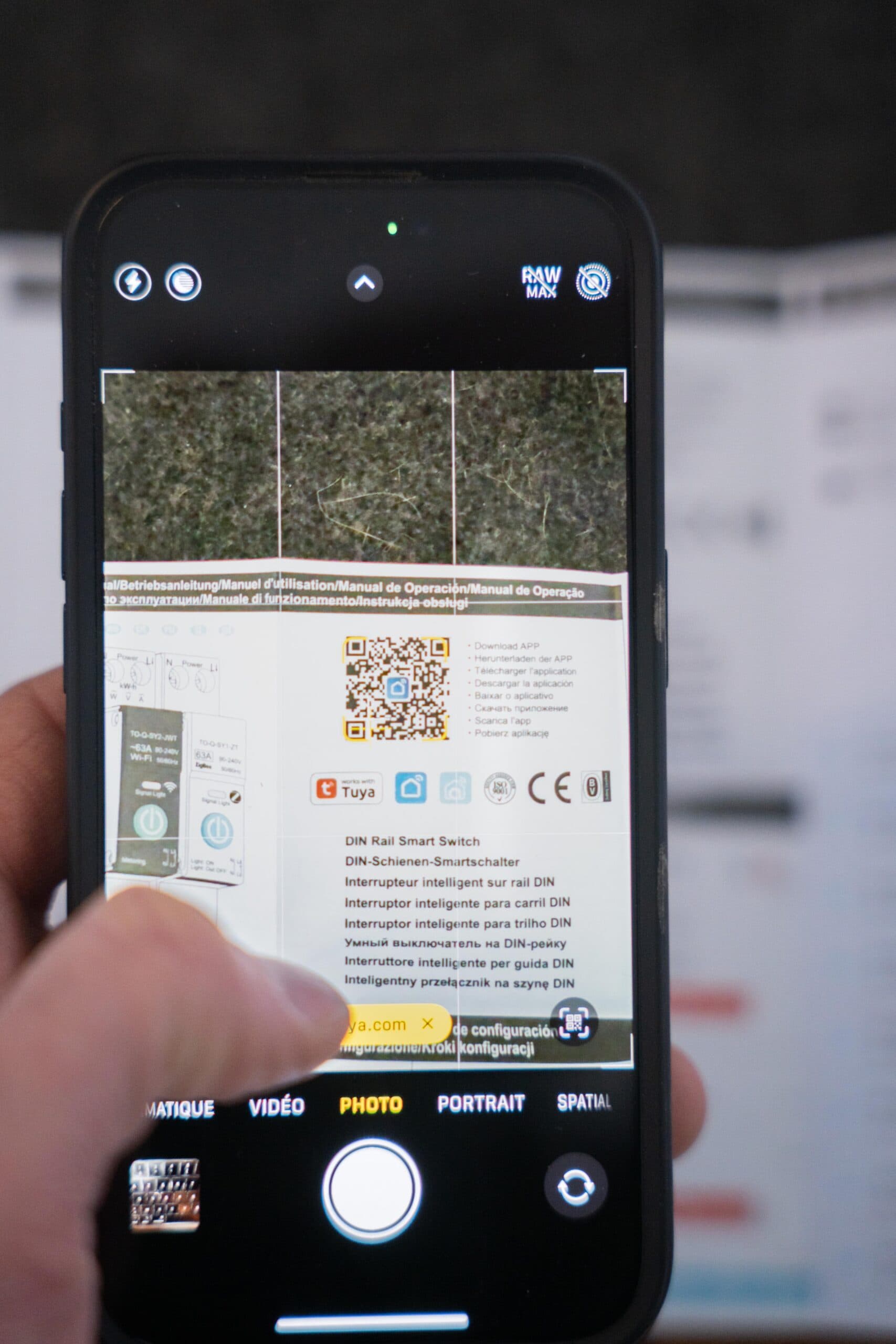 Pour installer l'app, il suffit de scanner le QR code de la notice.