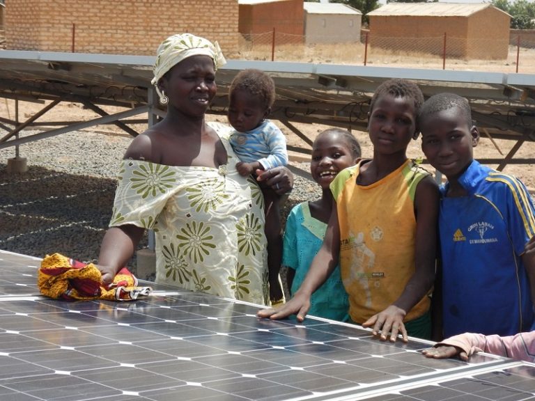 Un village du Mali se convertit au solaire