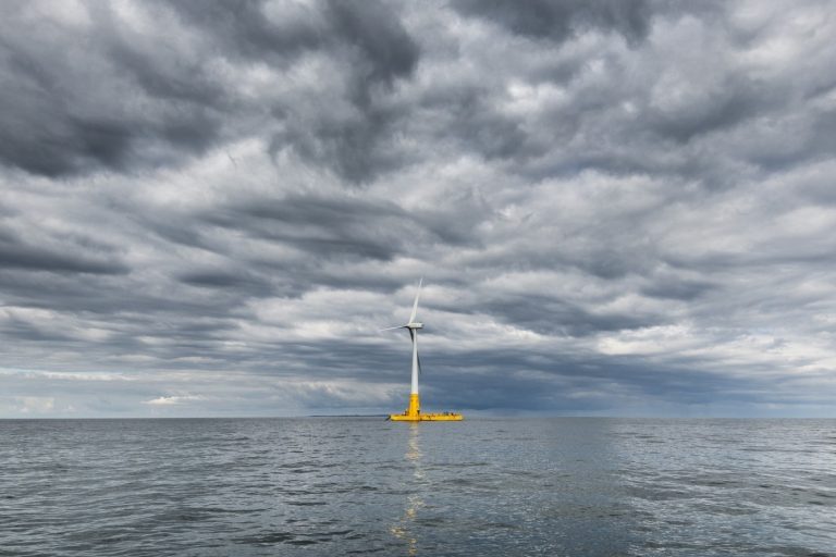 Floatgen, l’unique éolienne flottante française a-t-elle bien résisté à la tempête Alex ?
