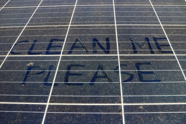 Bientôt des panneaux solaires anti-poussières ?
