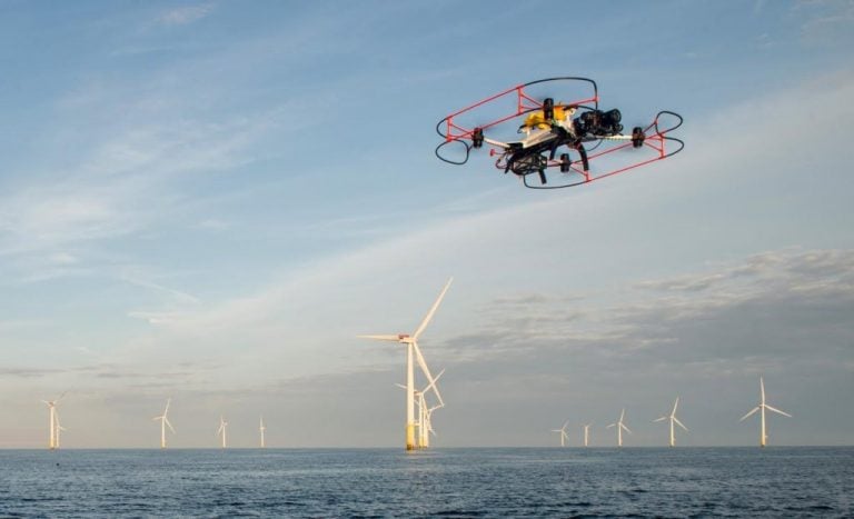 Des drones autonomes pour inspecter les éoliennes en mer