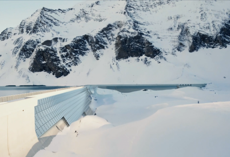 Pourquoi la Suisse va recouvrir un barrage alpin de panneaux solaires ?