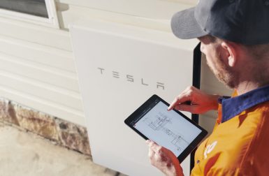 Tesla propose à ses clients de voler au secours du réseau californien