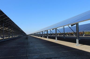 Installée sur la piste d’un ancien aérodrome de l’OTAN, cette ferme solaire est l’une des plus longues de France