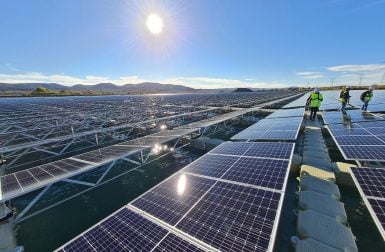 Comment une centrale solaire flottante est-elle assemblée ?