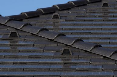 Cette nouvelle tuile solaire européenne peut-elle concurrencer le Tesla Solar Roof ?